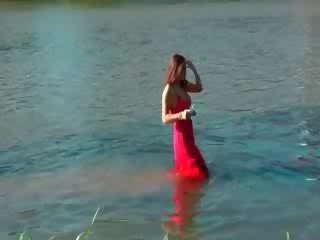 難以置信 褐髮女郎 越來越 濕 在 該 lake